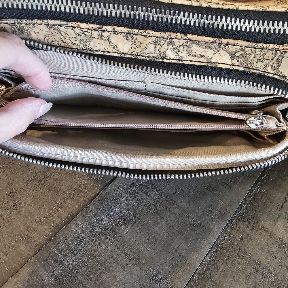 QUEORK Stylish Black and Tan Crossbody Bag - Picture 9 of 15